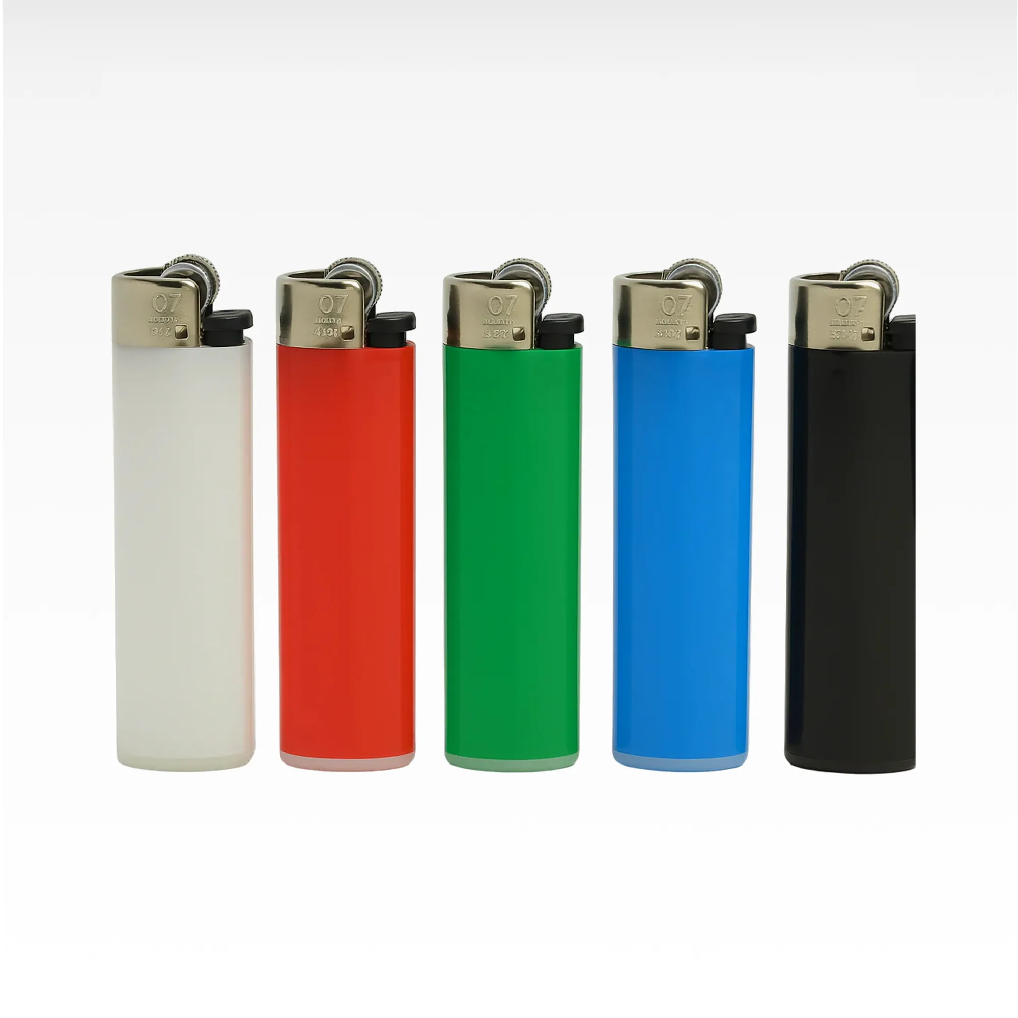 Fünf farbige Einweg-Feuerzeuge in Weiß, Rot, Grün, Blau und Schwarz mit Metallkopf