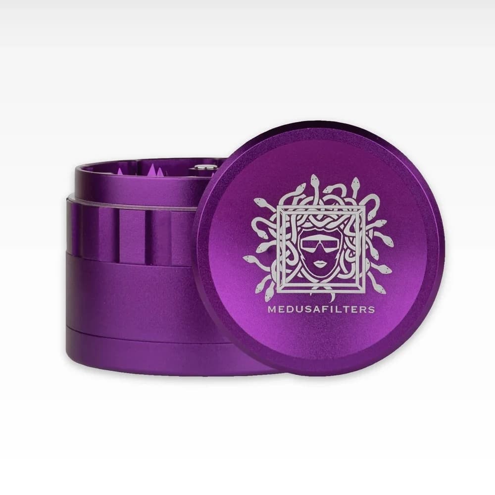 Violetter Medusafilters Grinder aus Aluminium, 4-teilig, mit angelehntem Deckel und Logo
