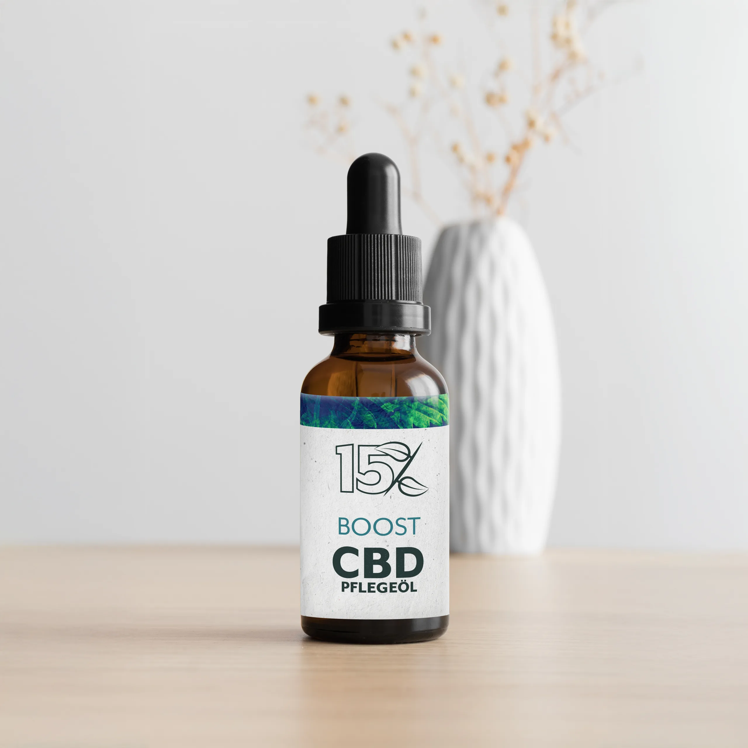Braune Glasflasche mit 15% BOOST CBD Pflegeöl und Pipette, hochwertiges CBD-Öl für Hautpflege, auf hellem Holztisch vor neutralem Hintergrund.