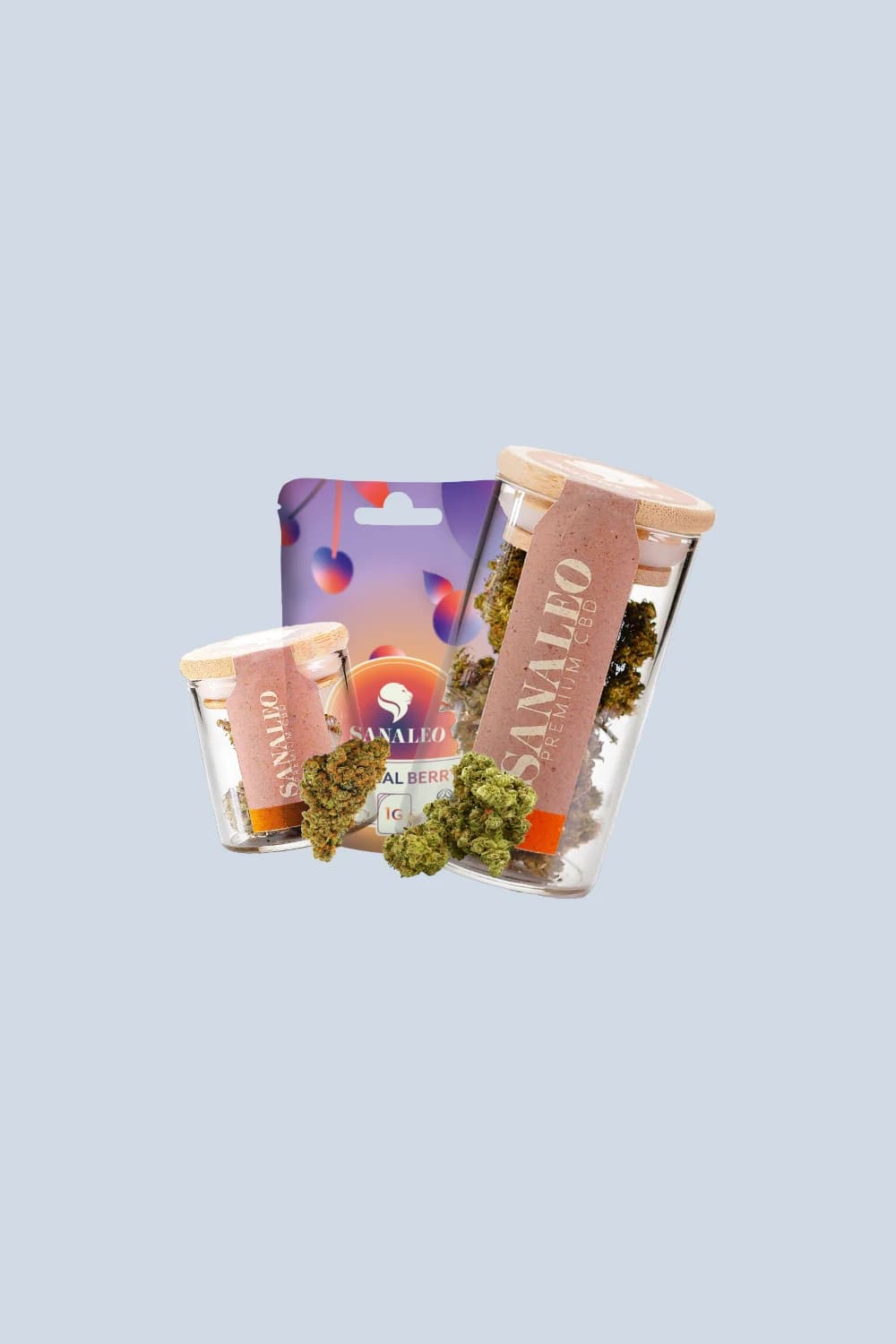 Zwei Gläser mit Sanaleo CBD-Blüten und eine Aromaverpackung vor neutralem Hintergrund.