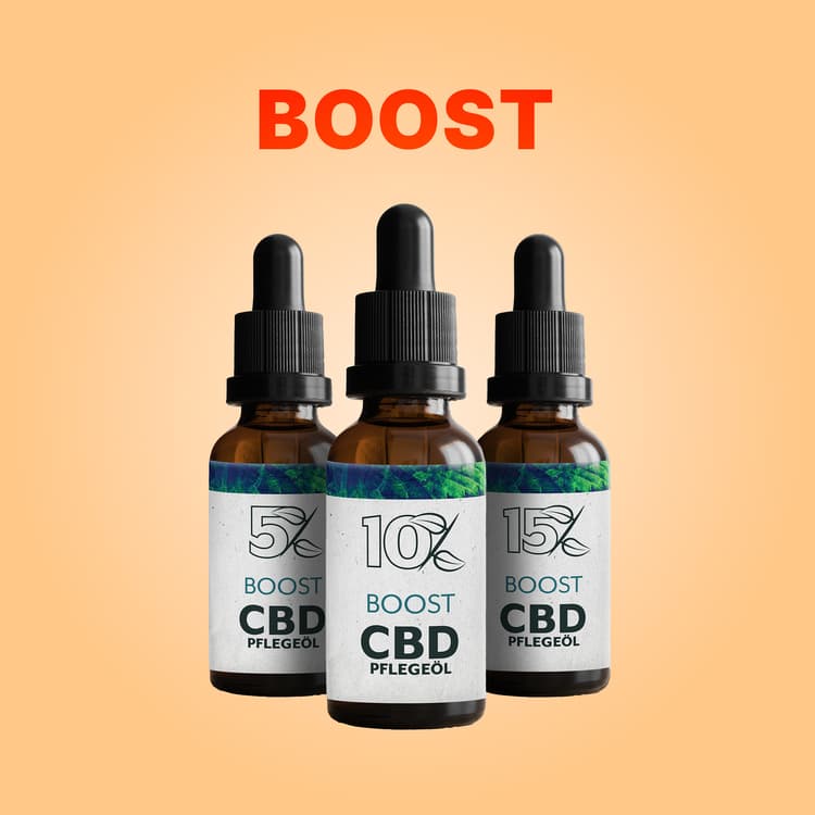 Drei Flaschen CBD Pflegeöl BOOST mit 5%, 10% und 15% CBD-Gehalt auf hellem Hintergrund, geeignet für E-Commerce-Shop für natürliche CBD-Produkte.