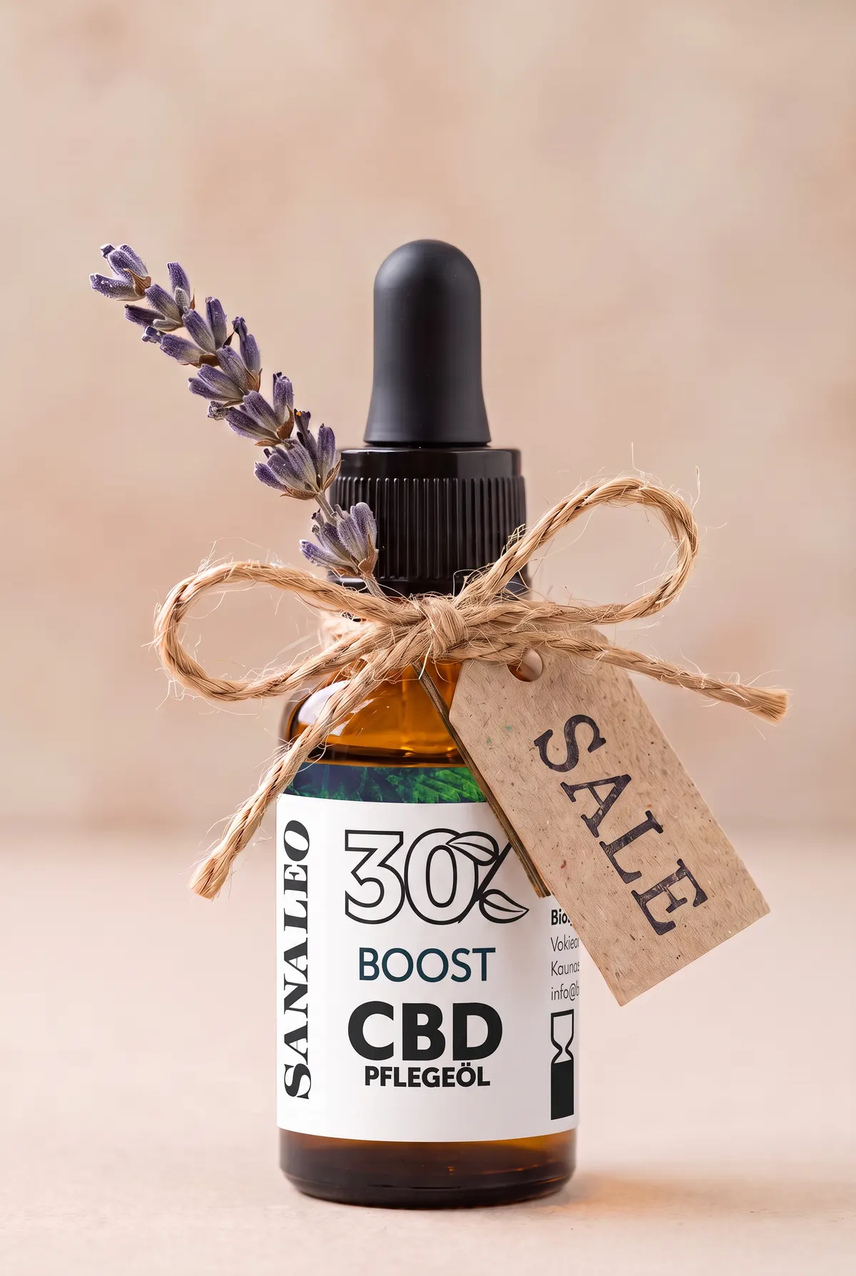 SANALEO Boost CBD Pflegeöl mit 30 Prozent in brauner Tropfflasche, mit Juteschleife, Lavendelzweig und einem Papieranhänger mit der Aufschrift Sale.