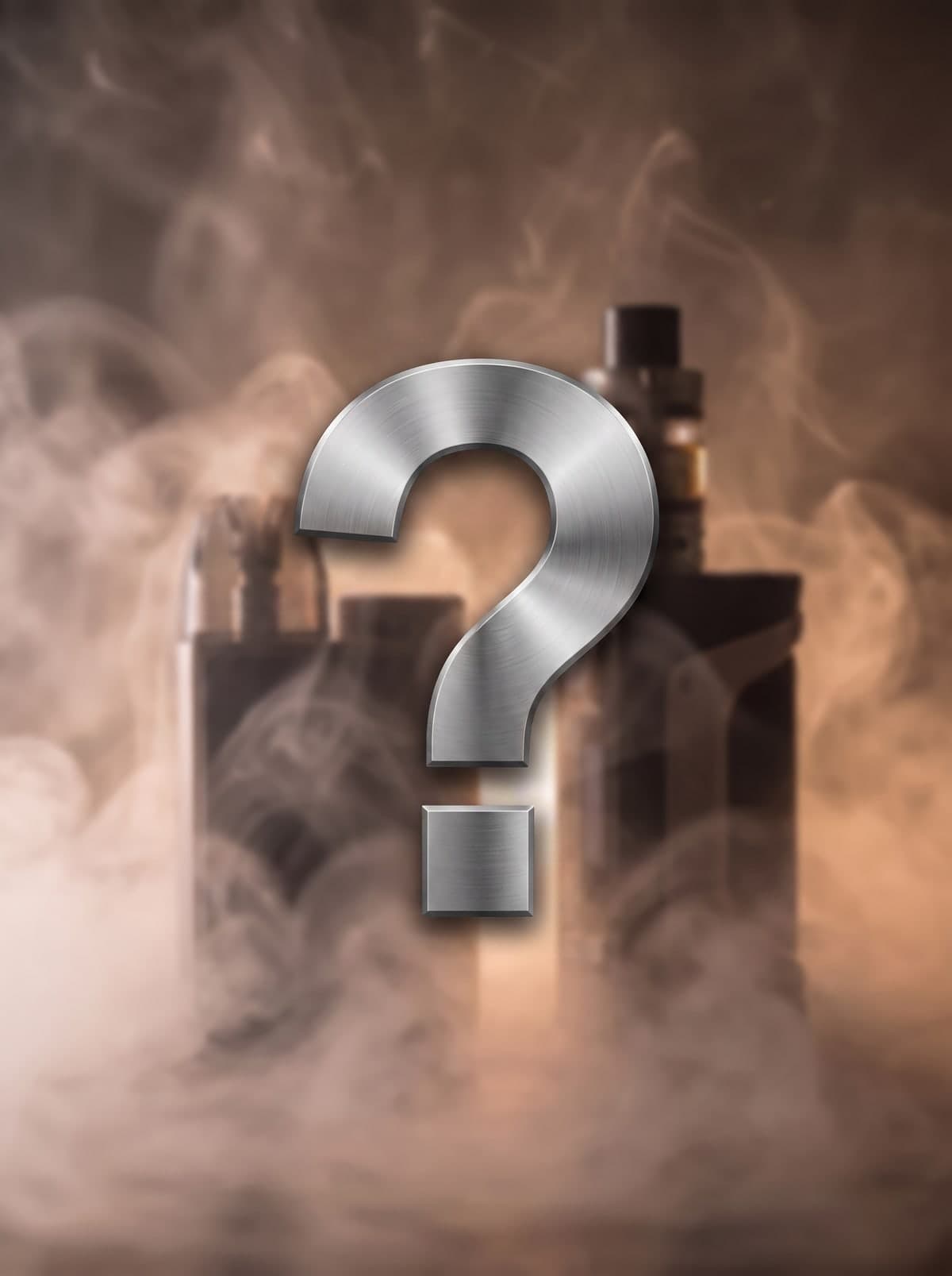 Metallenes Fragezeichen vor CBD Vape Pens und Kartuschen in aufsteigendem Dampf.
