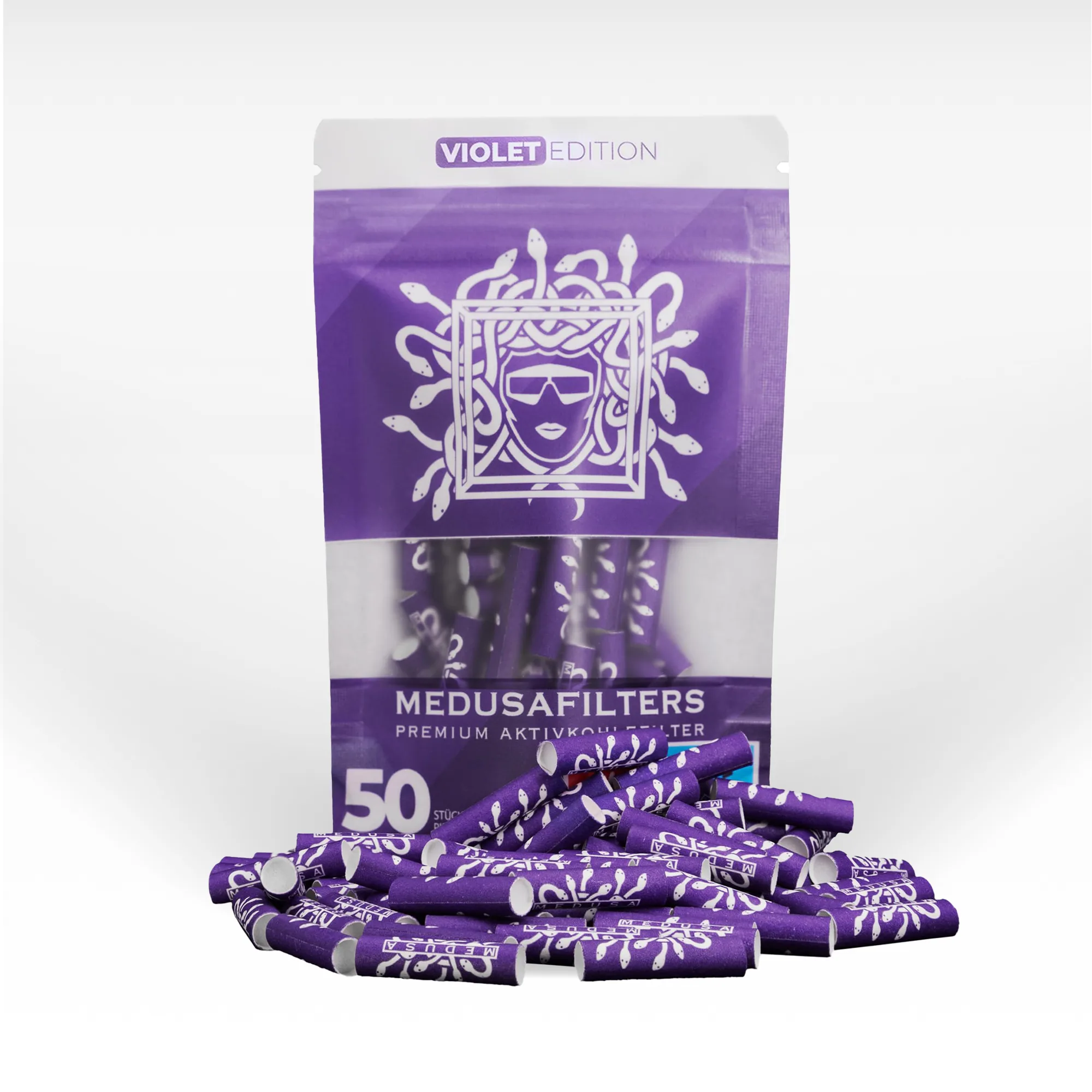 Violette MedusaFilters Packung mit 50 Aktivkohlefiltern und losen Filtern im Vordergrund