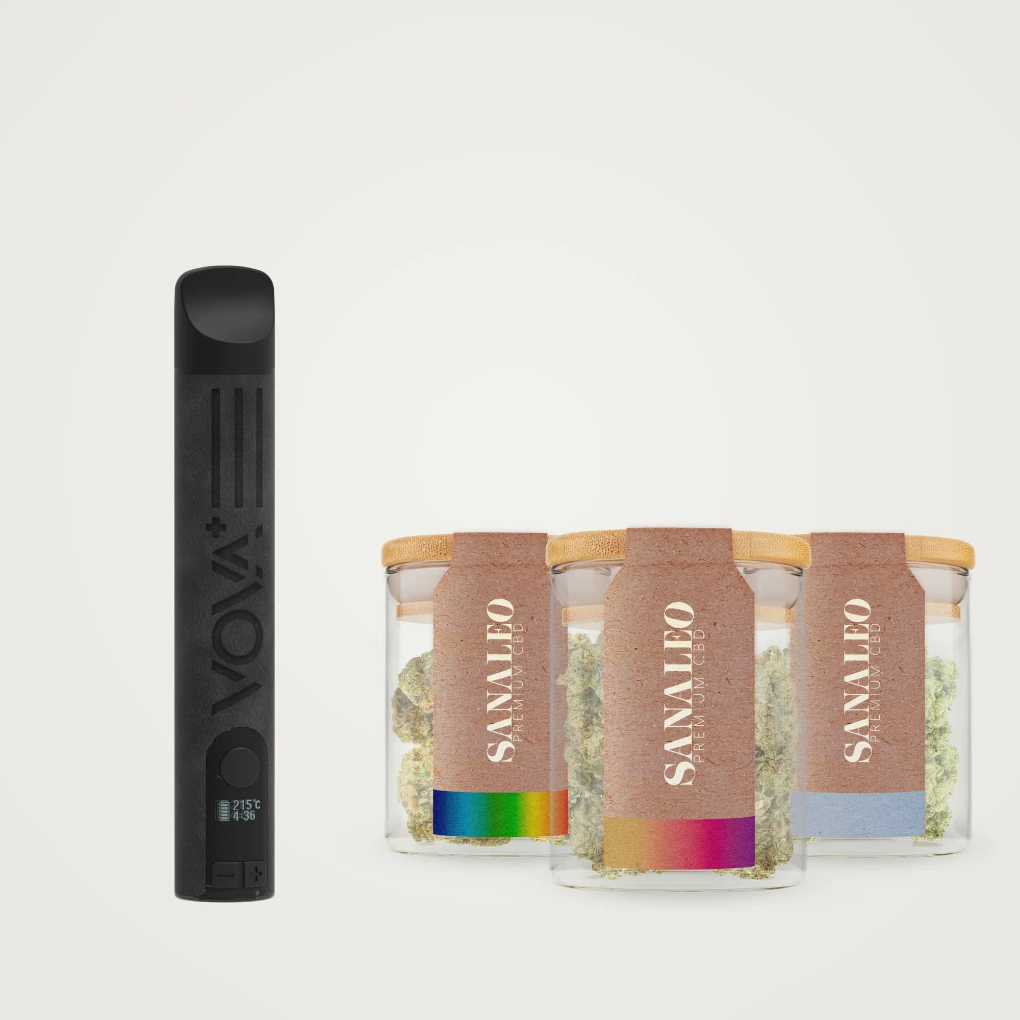 VOVA Plus Vaporizer Black Leather neben drei Gläsern Sanaleo CBD-Blüten Power Skunk, Critical Berry und Silver Haze