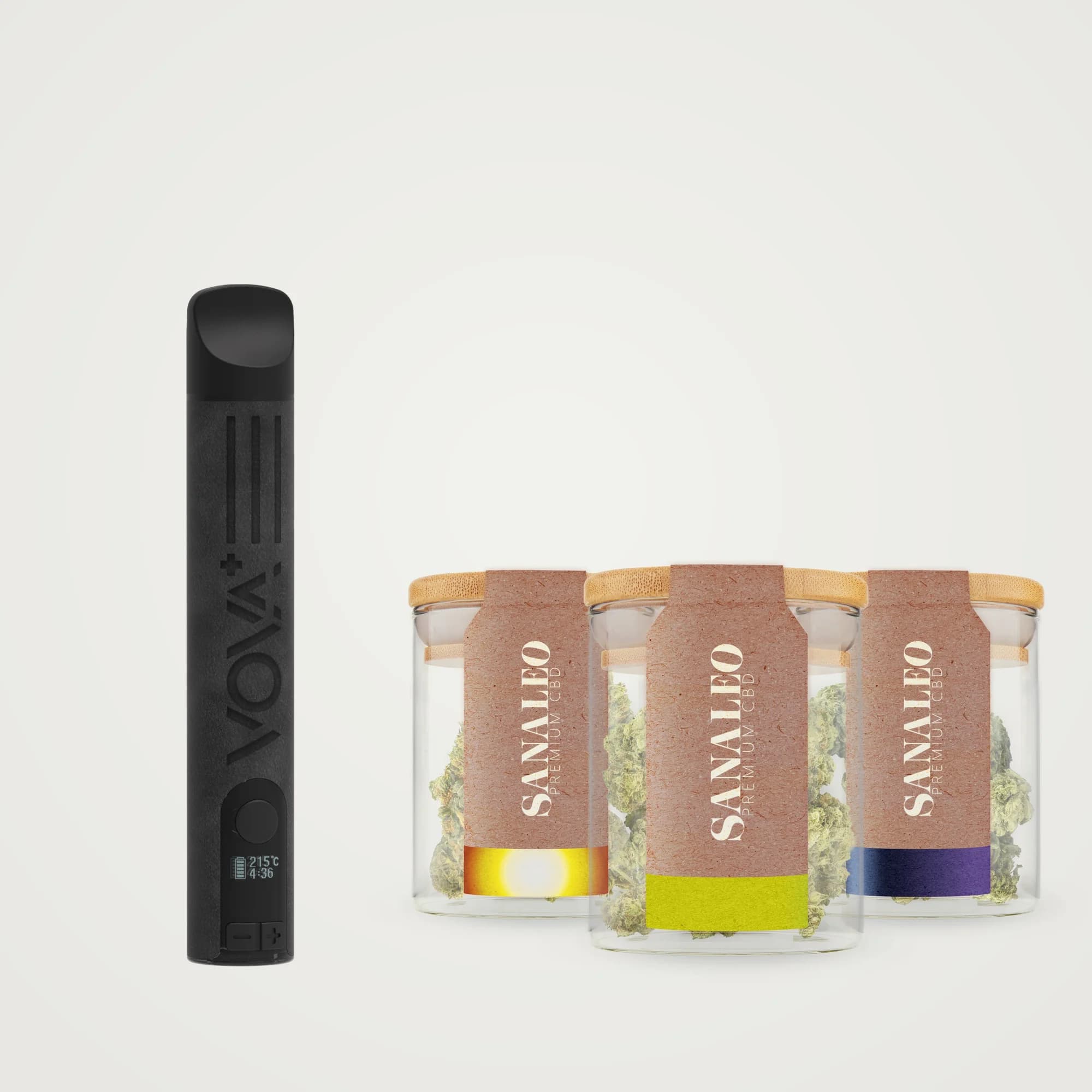 VOVA Plus Vaporizer Black Leather neben drei Gläsern Sanaleo CBD-Blüten Golden Buddha, Lemon Haze und Northern Lights
